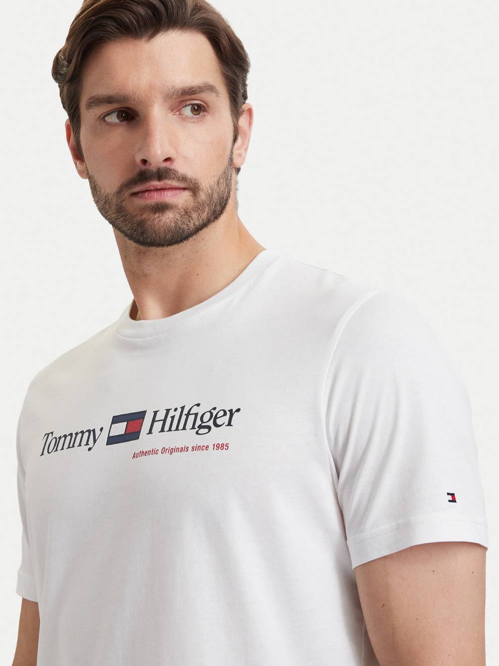 detail Tommy Hilfiger pánské bílé tričko