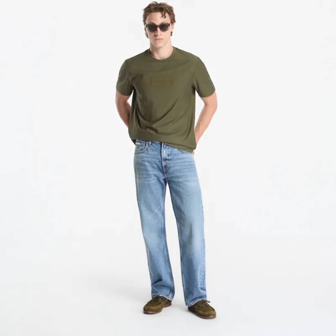 detail Tommy Hilfiger pánské khaki tričko