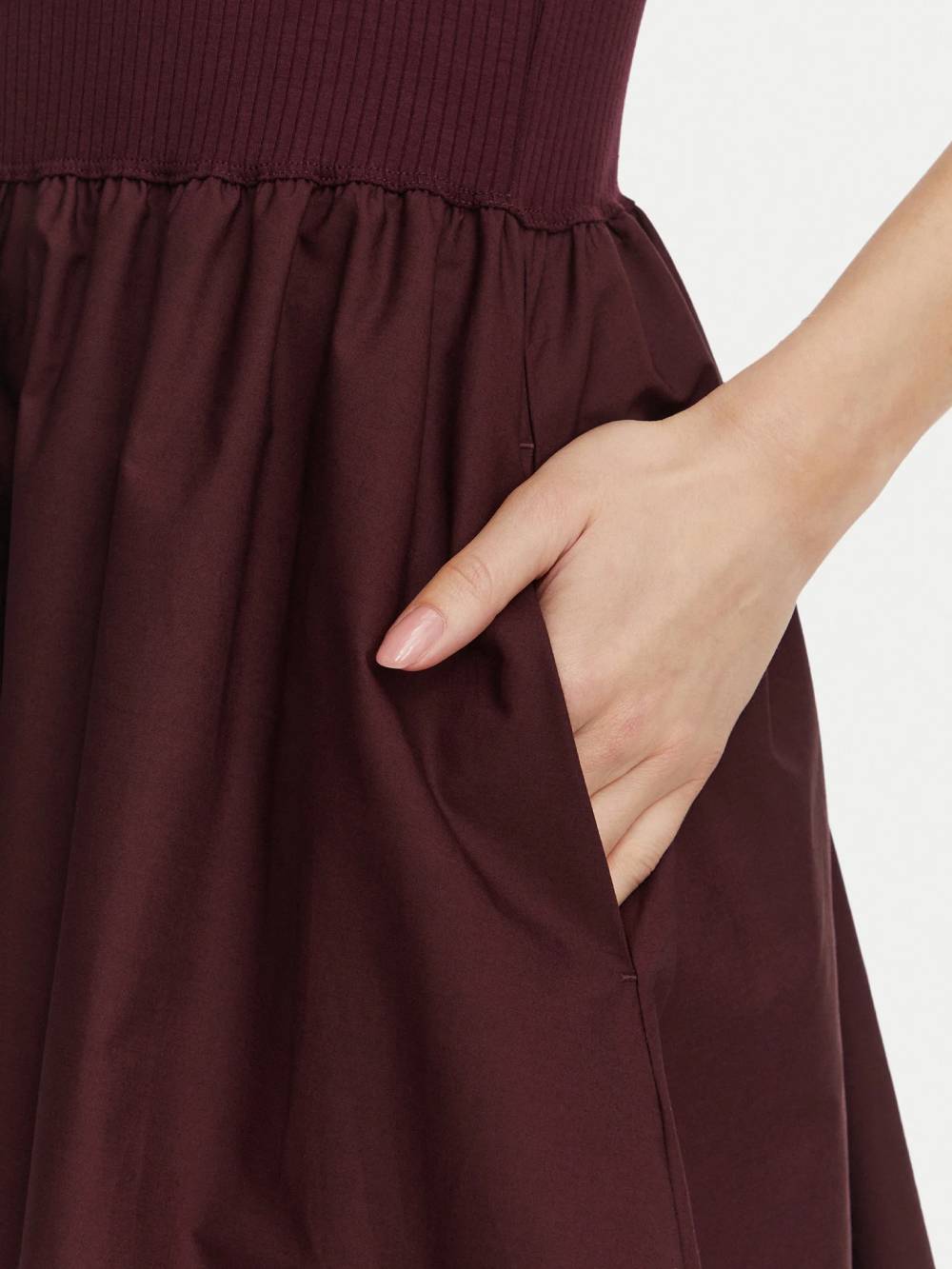 detail Tommy Hilfiger dámské vínové  šaty