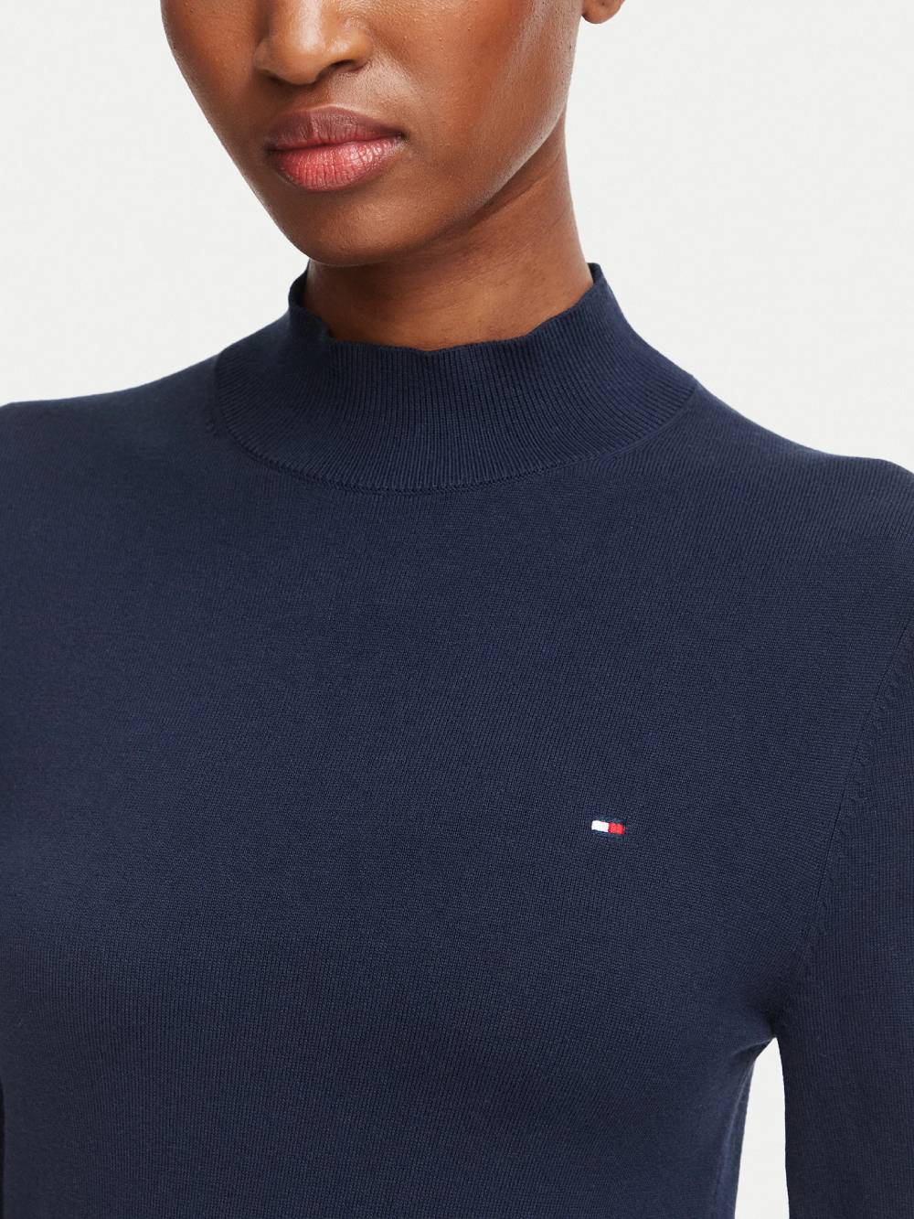 detail Tommy Hilfiger dámský modrý rolák