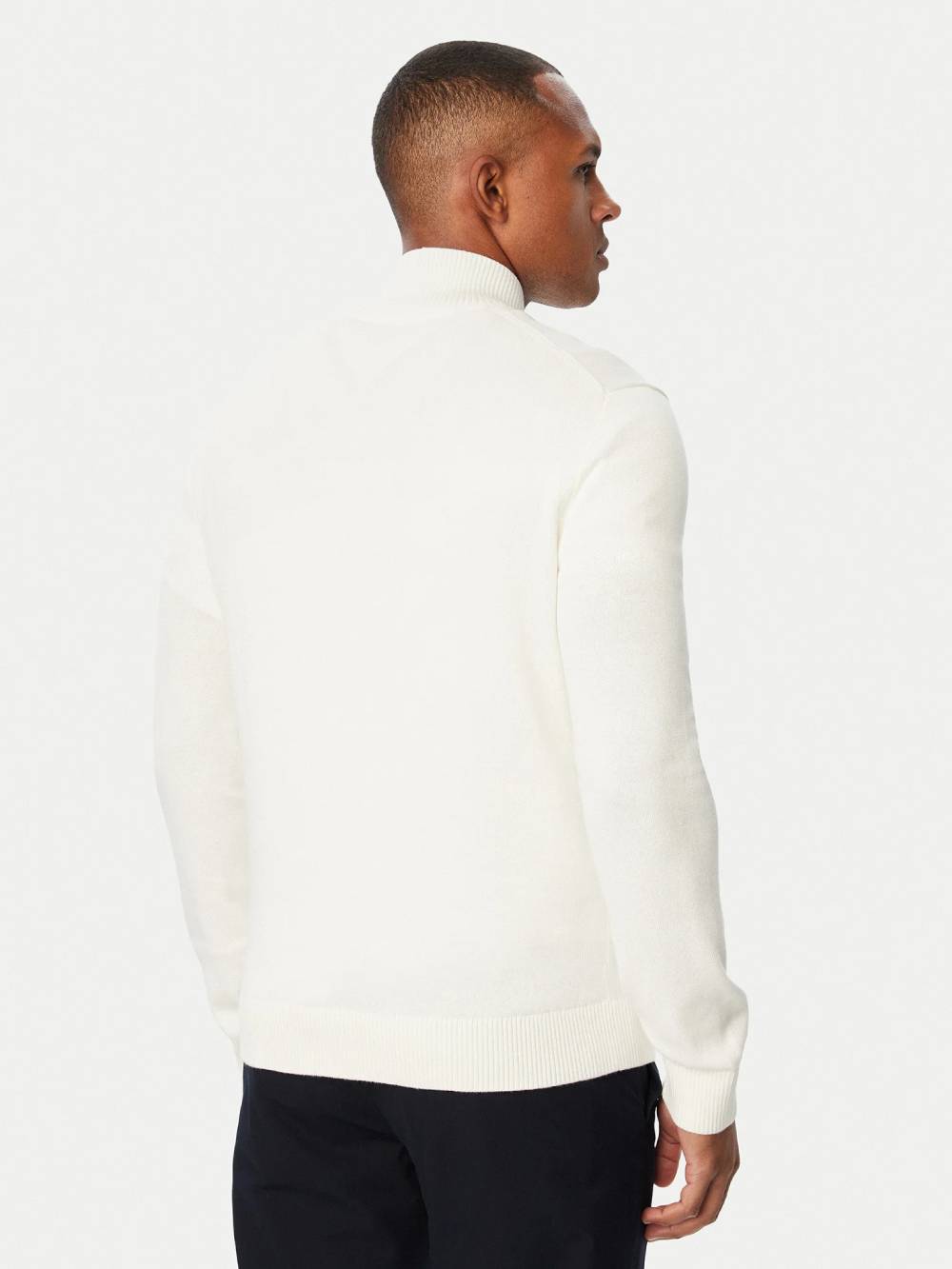 detail Tommy Jeans pánský krémový svetr
