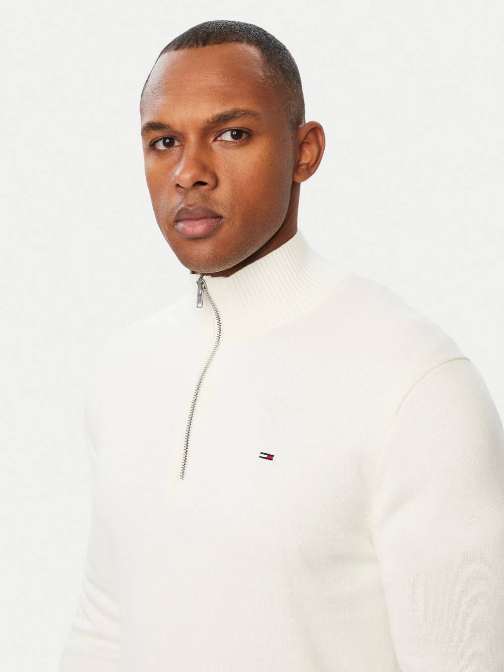 detail Tommy Jeans pánský krémový svetr