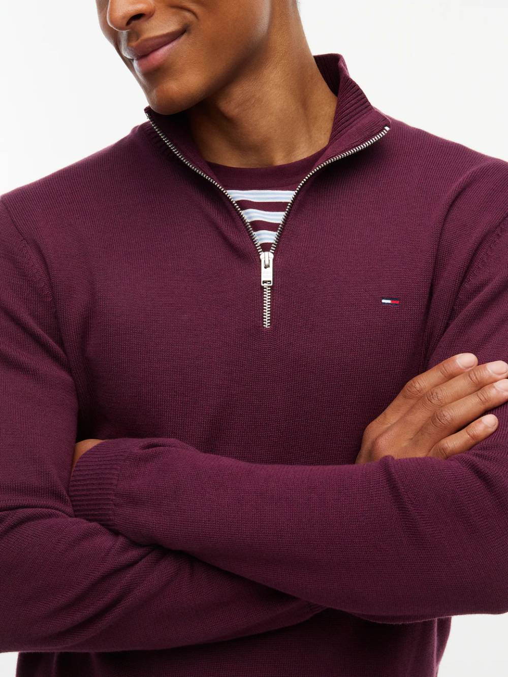 detail Tommy Jeans pánský vínový svetr