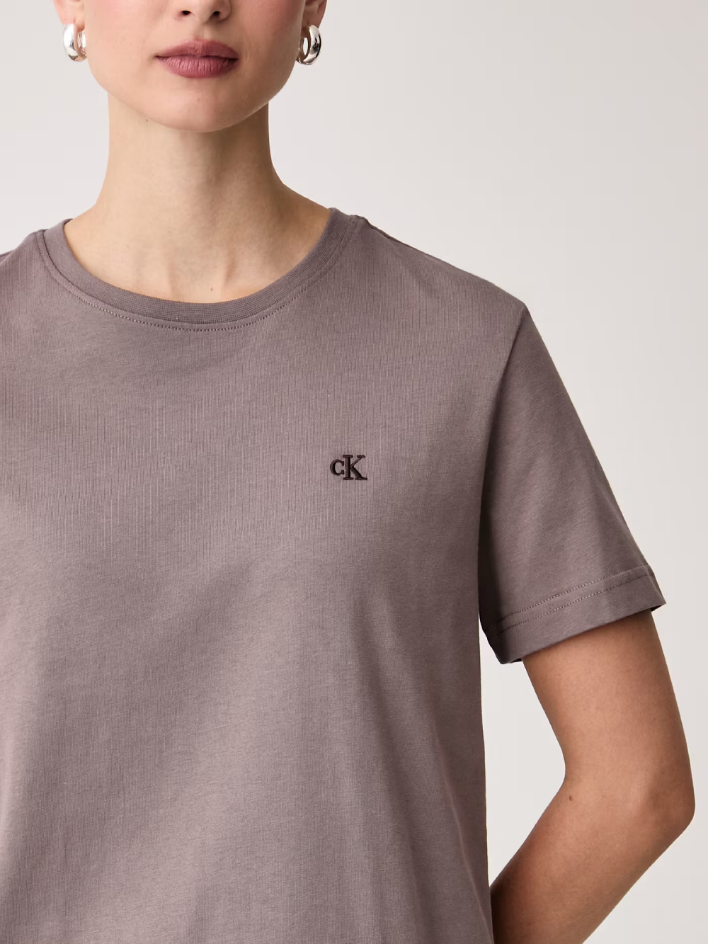detail Calvin Klein dámské hnědé tričko