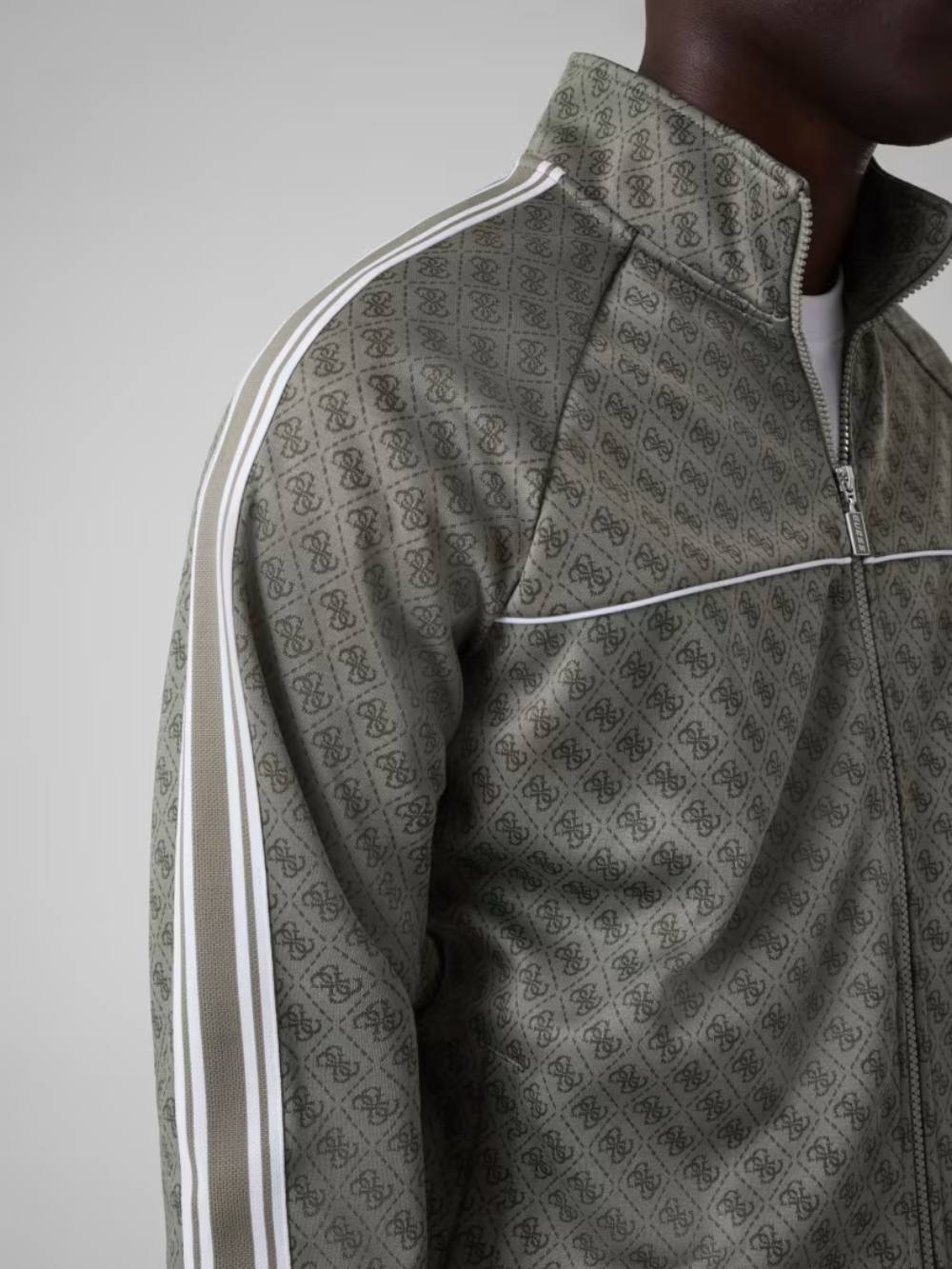 detail Guess pánská khaki mikina