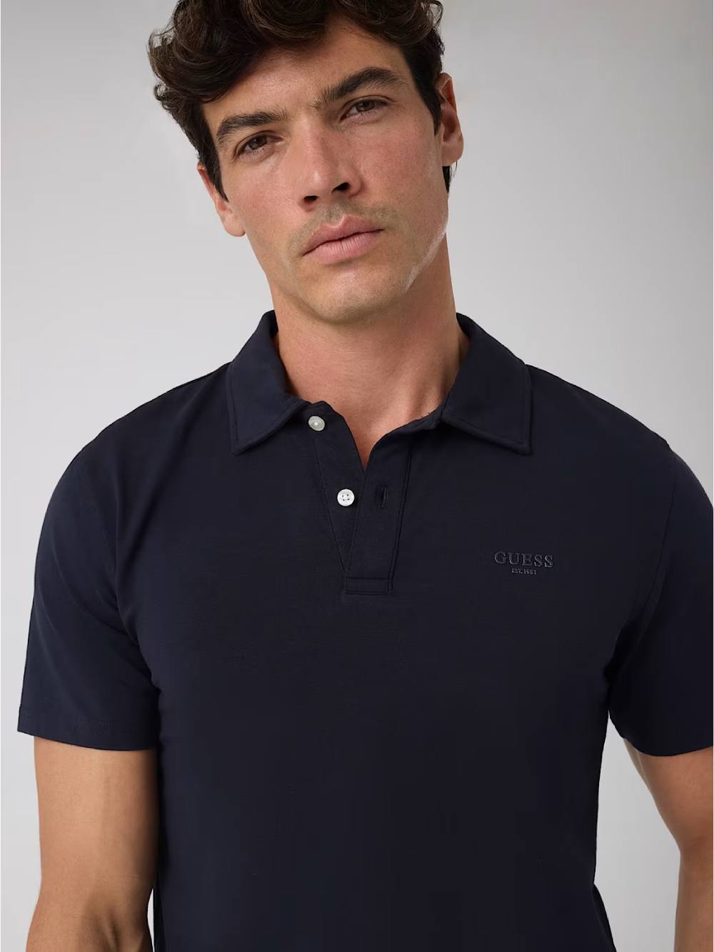 detail Guess pánské modré polo tričko