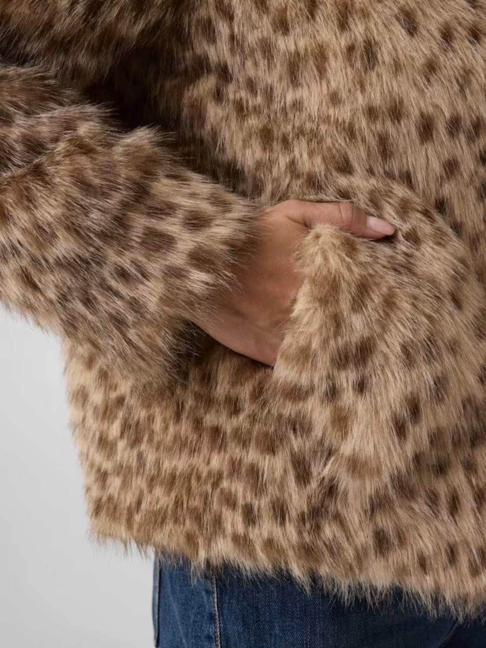 detail Guess dámská vzorovaná kožešinová bunda