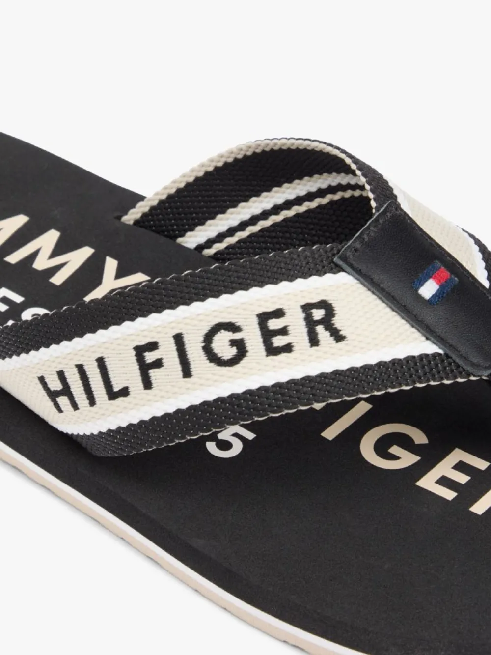 detail Tommy Hilfiger pánské černé žabky