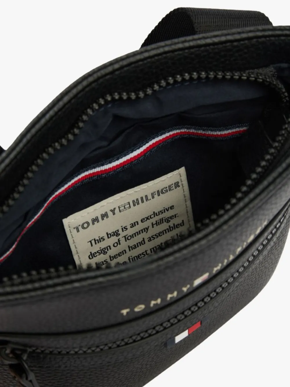 detail Tommy Hilfiger pánská černá taška
