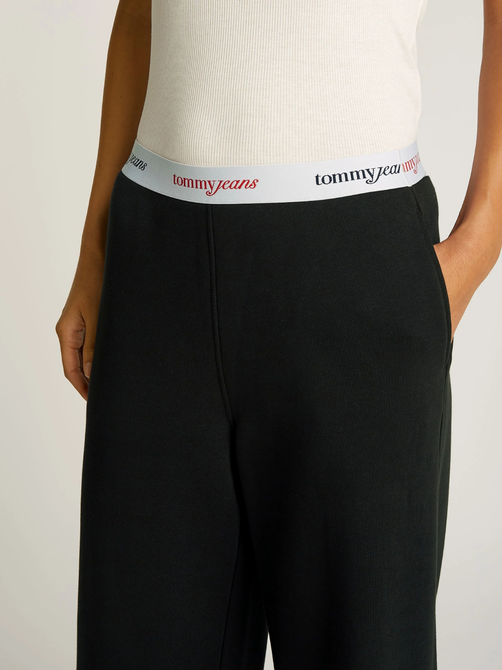 detail Tommy Jeans dámské černé teplákové kalhoty