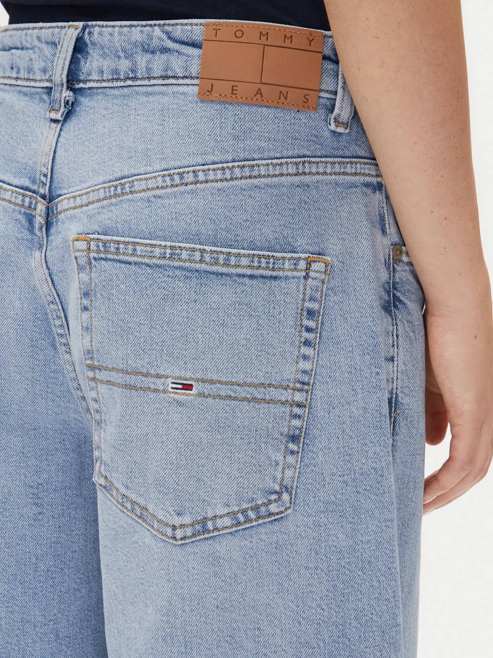 detail Tommy Jeans dámské modré džíny