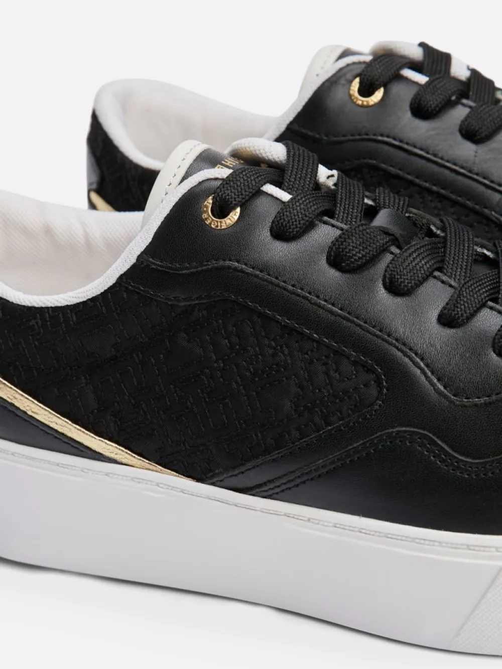 detail Tommy Hilfiger dámské černé kožené tenisky