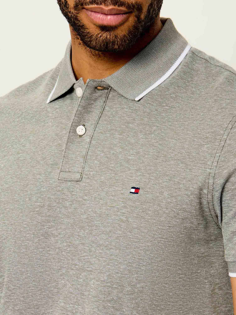 detail Tommy Jeans pánské zelenošedé polo tričko