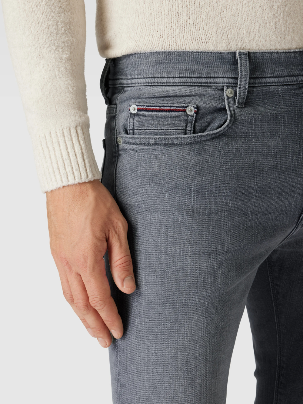 detail Tommy Hilfiger pánské šedé džíny