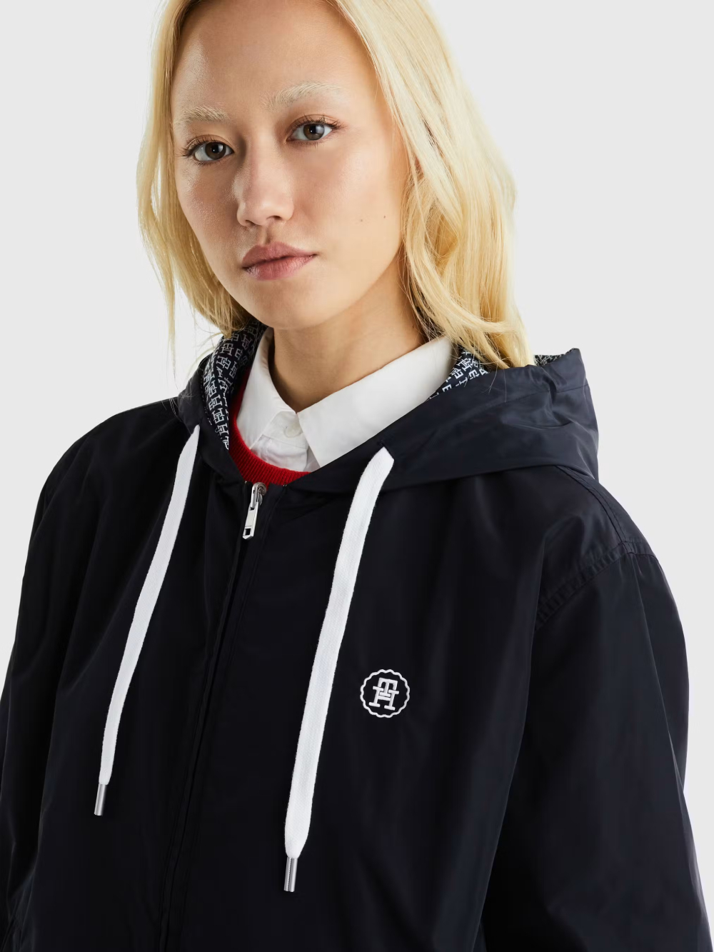 detail Tommy Hilfiger dámská tmavě modrá větrovka