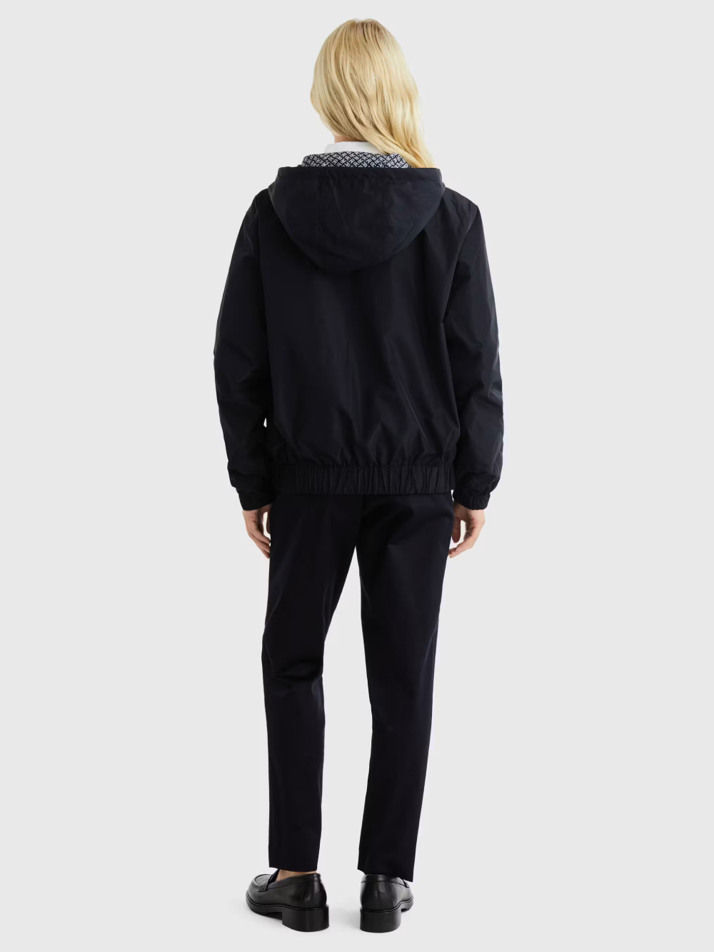 detail Tommy Hilfiger dámská tmavě modrá větrovka