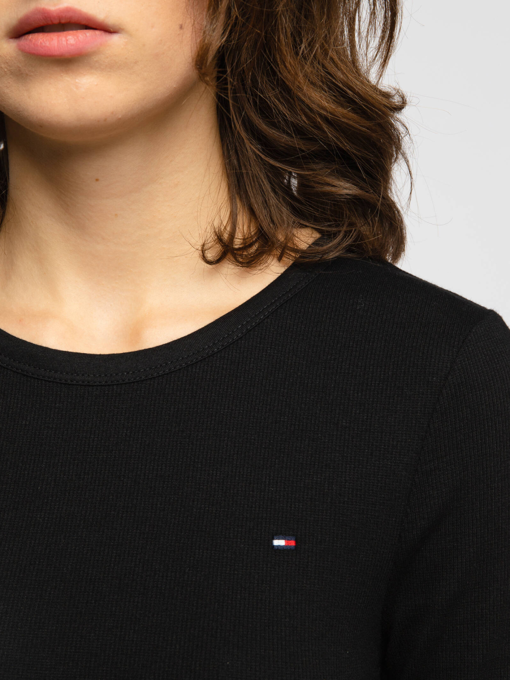 detail Tommy Hilfiger dámské černé tričko