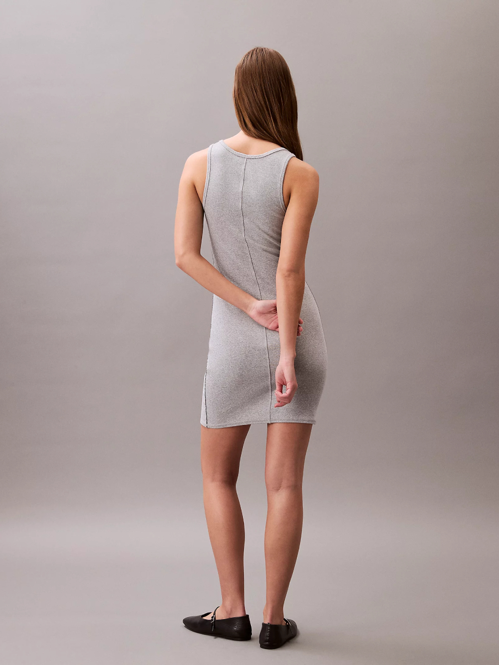 detail Calvin Klein dámské šedé šaty