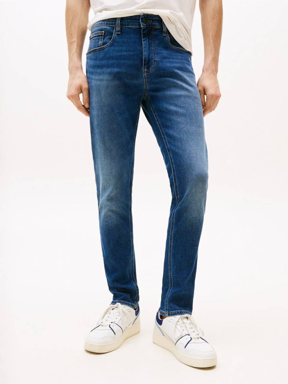 detail Tommy Jeans pánské modré džíny