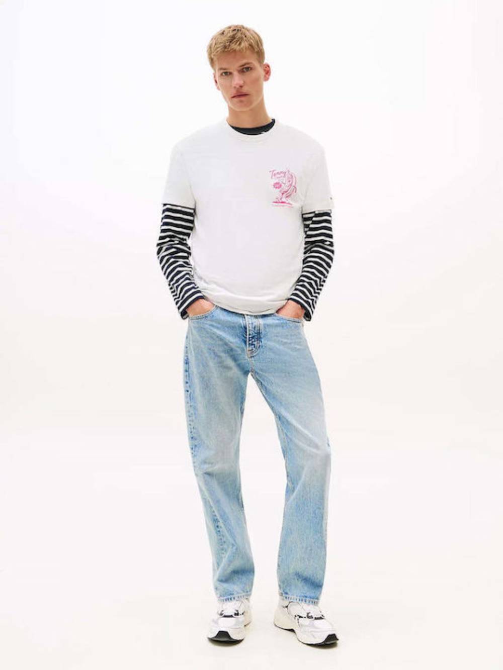 detail Tommy Jeans pánské bílé triko