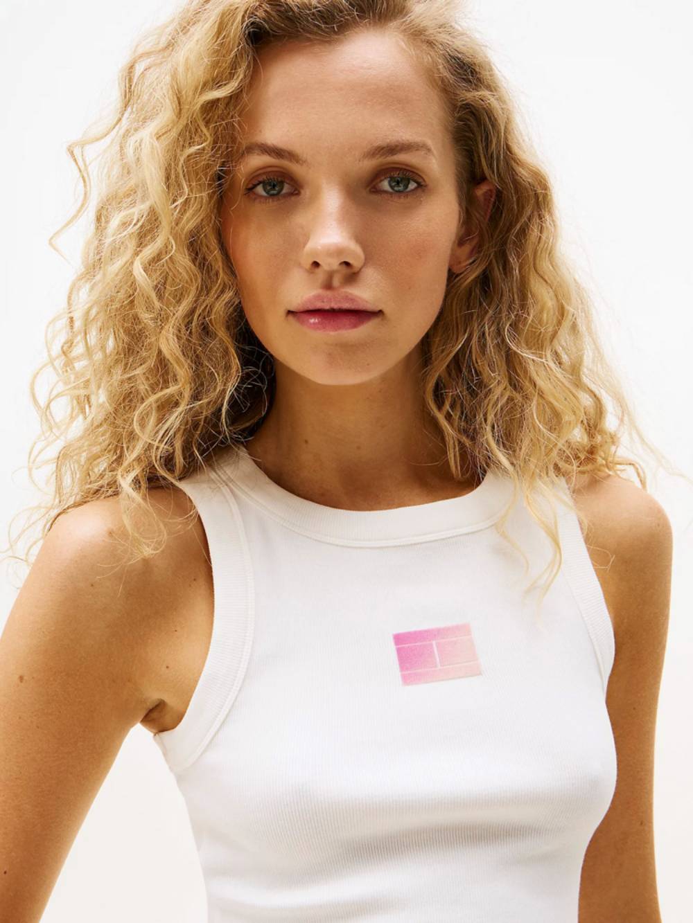 detail Tommy Jeans dámské bílé tílko