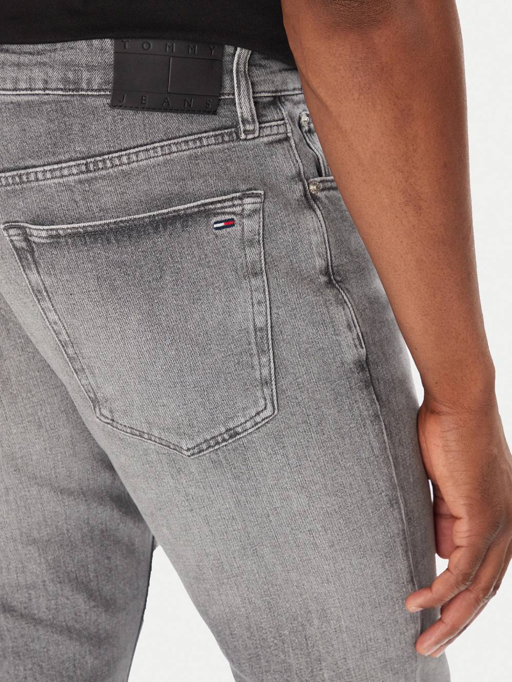 detail Tommy Jeans pánské šedé džíny