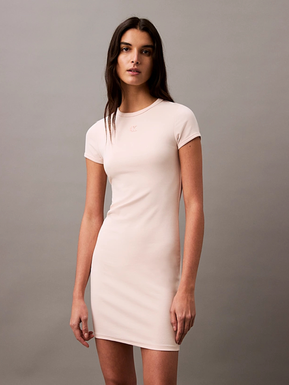 detail Calvin Klein dámské béžové šaty