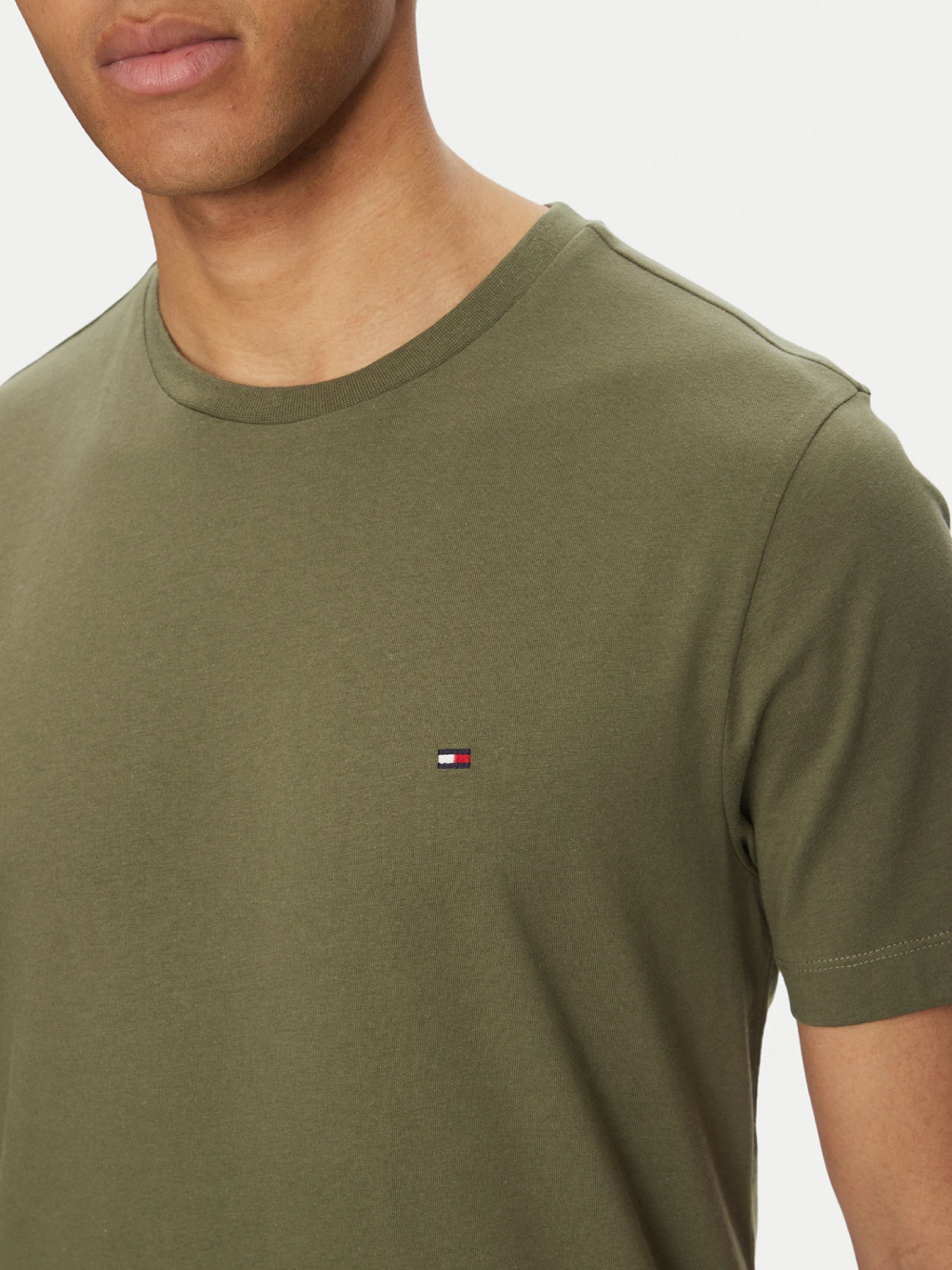 detail Tommy Hilfiger pánské khaki tričko