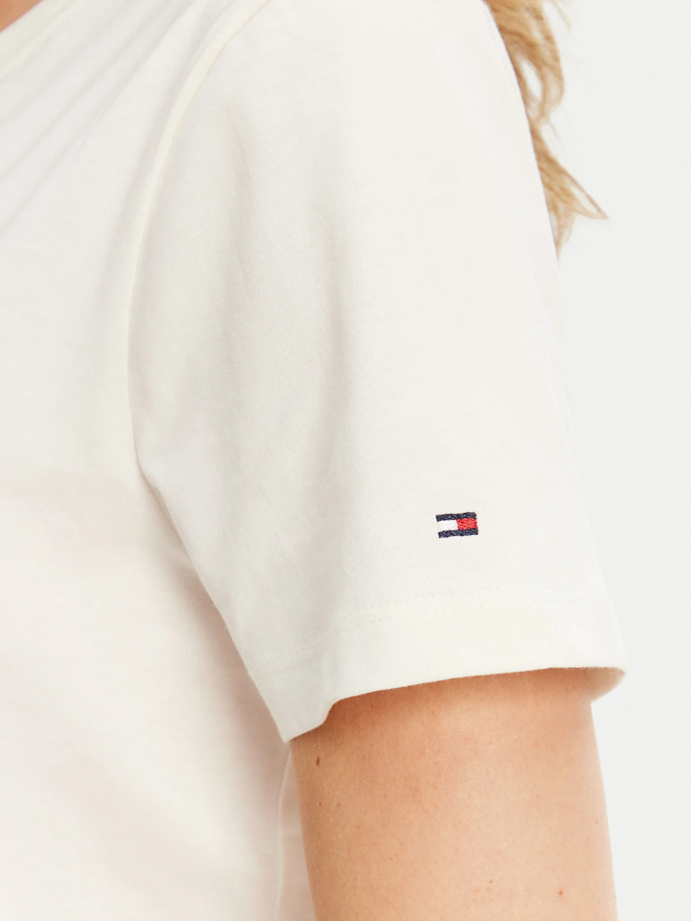 detail Tommy Hilfiger dámské bílé tričko
