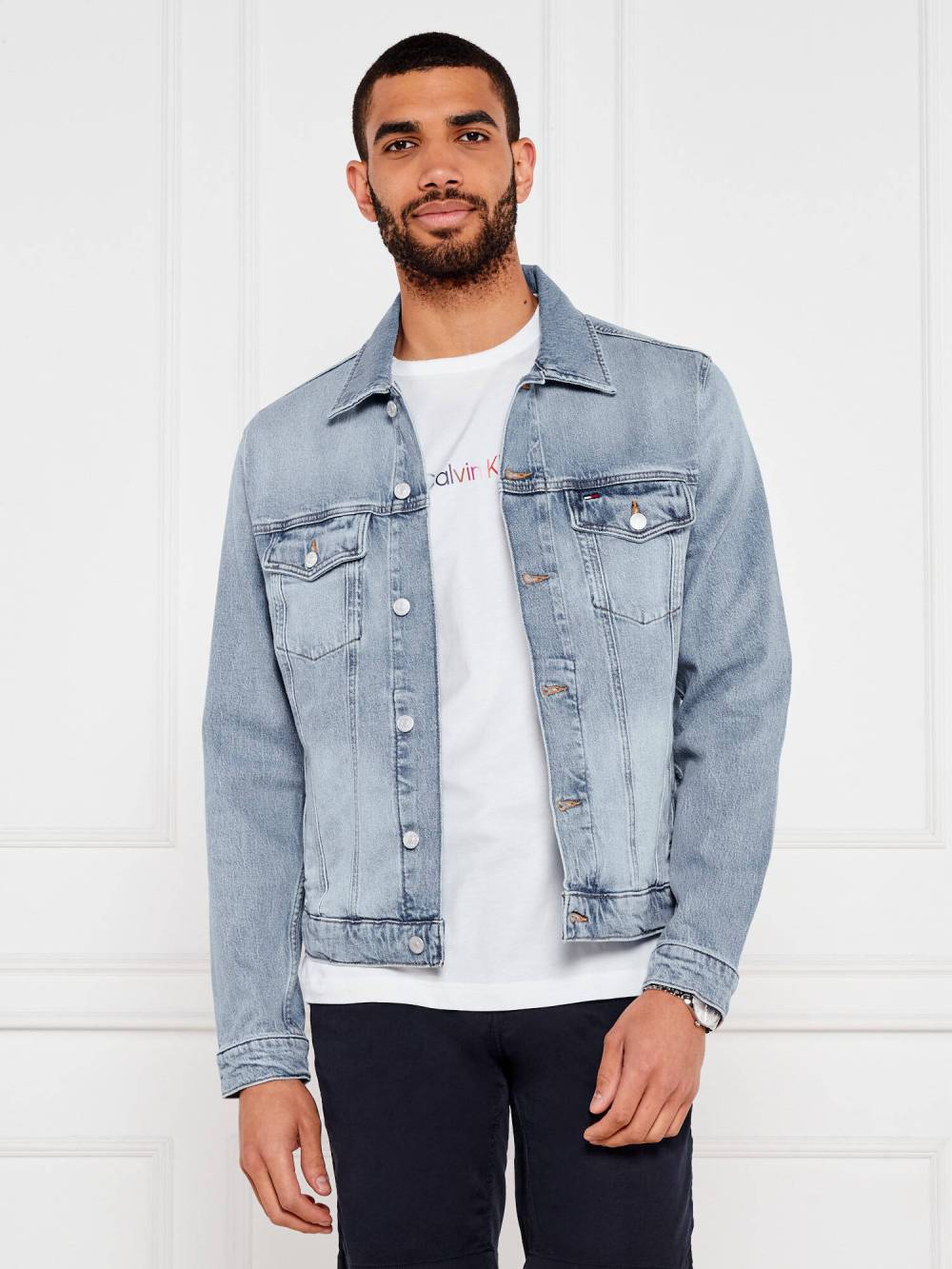 detail Tommy Jeans pánská džínová bunda