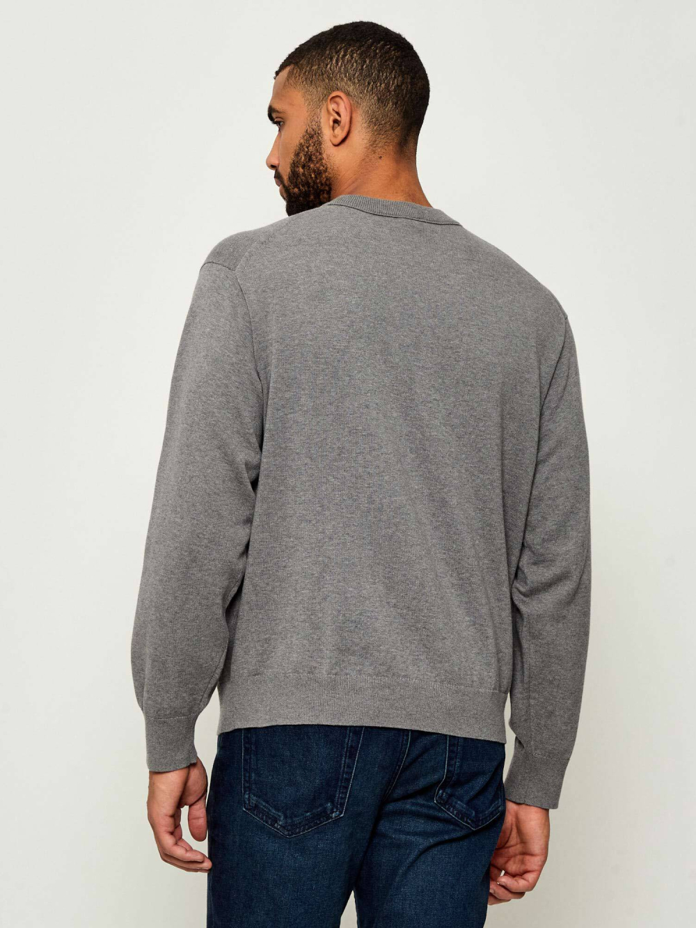 detail Calvin Klein pánský šedý svetr