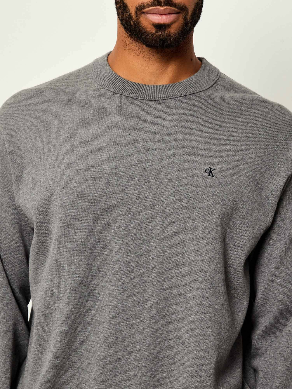 detail Calvin Klein pánský šedý svetr
