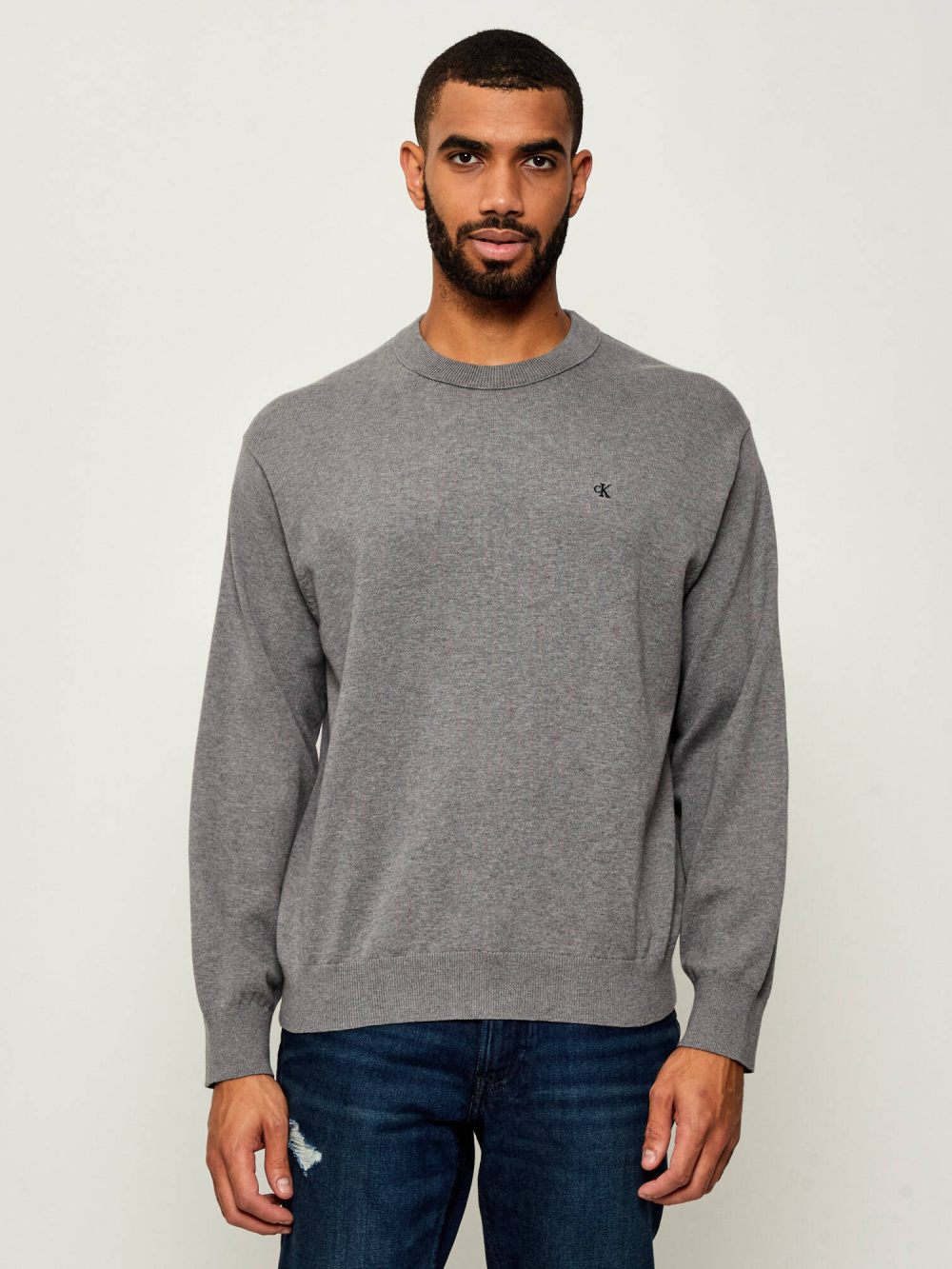 detail Calvin Klein pánský šedý svetr