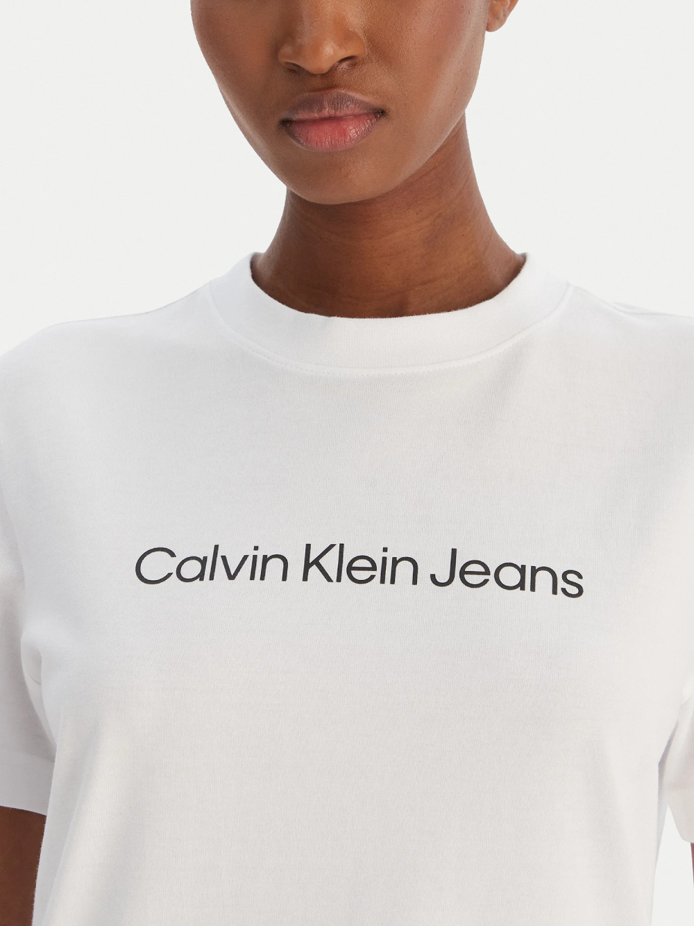 detail Calvin Klein dámské bílé tričko