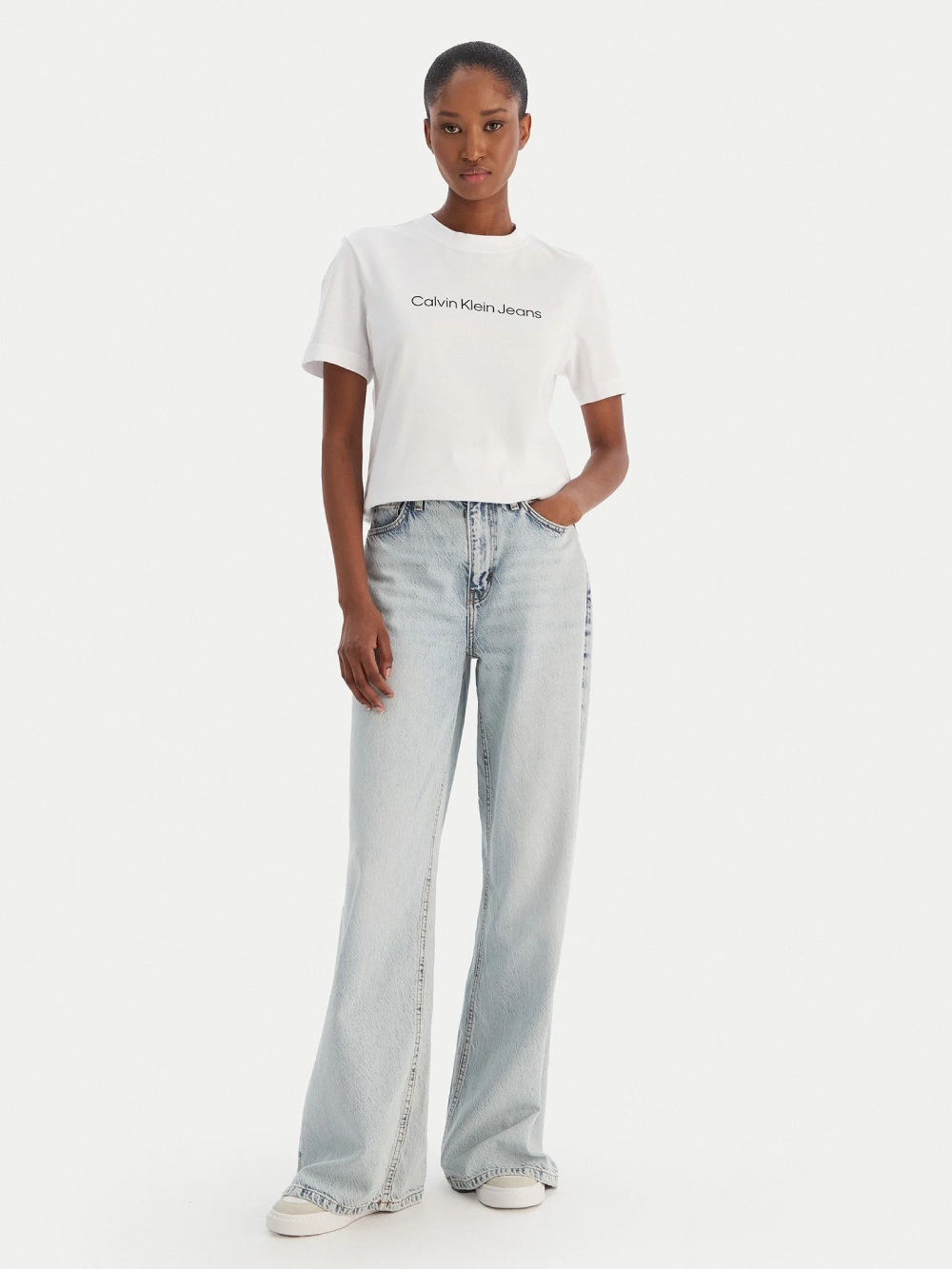 detail Calvin Klein dámské bílé tričko