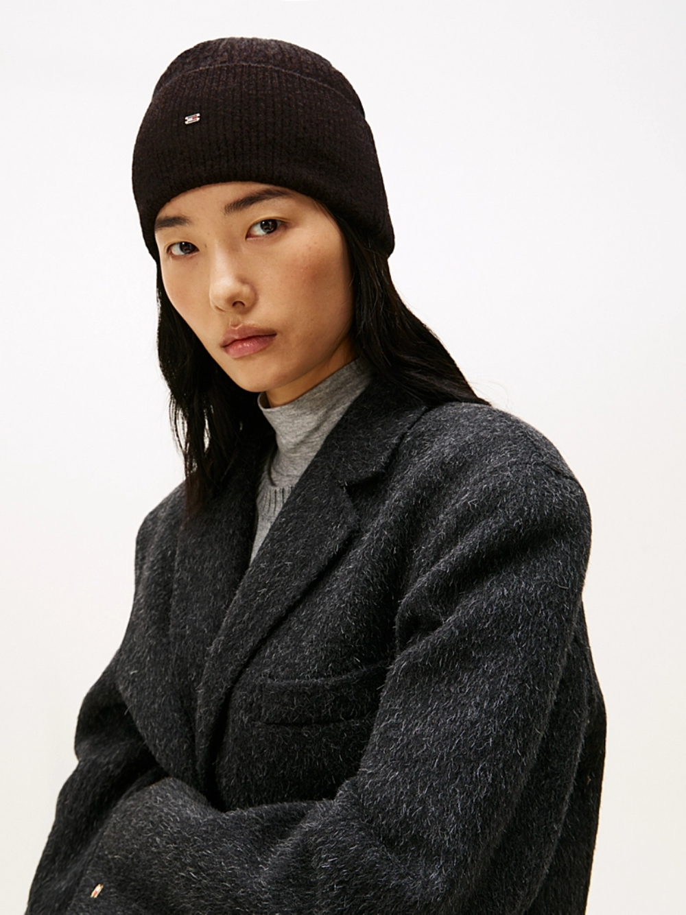 detail Tommy Hilfiger dámská tmavě hnědá čepice 