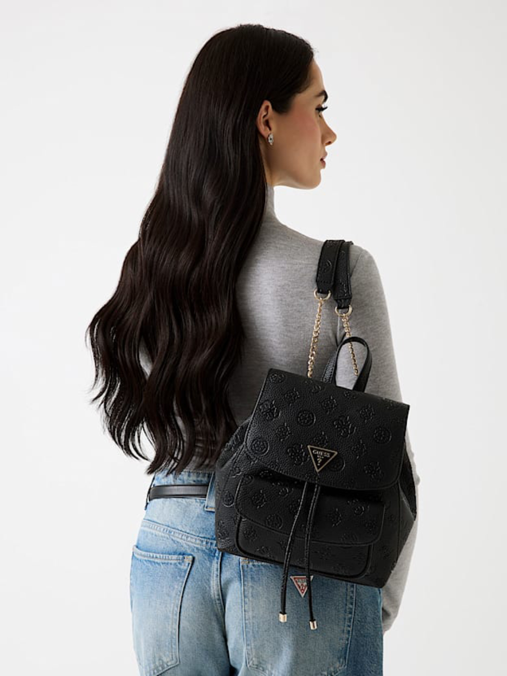 detail Guess dámský černý batoh