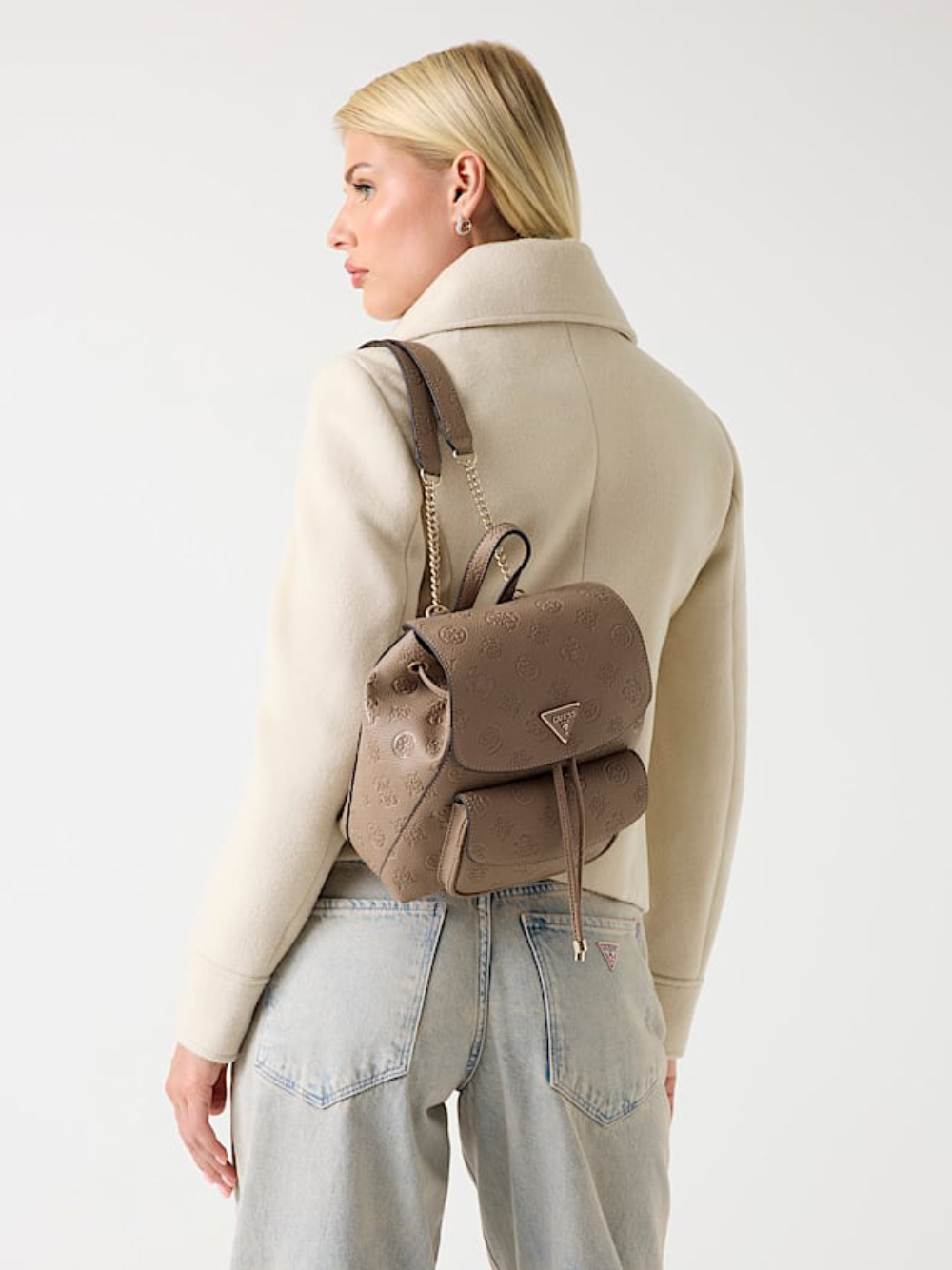 detail Guess dámský hnědý batoh