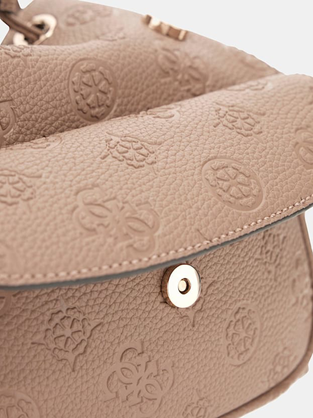 detail Guess dámský hnědý batoh