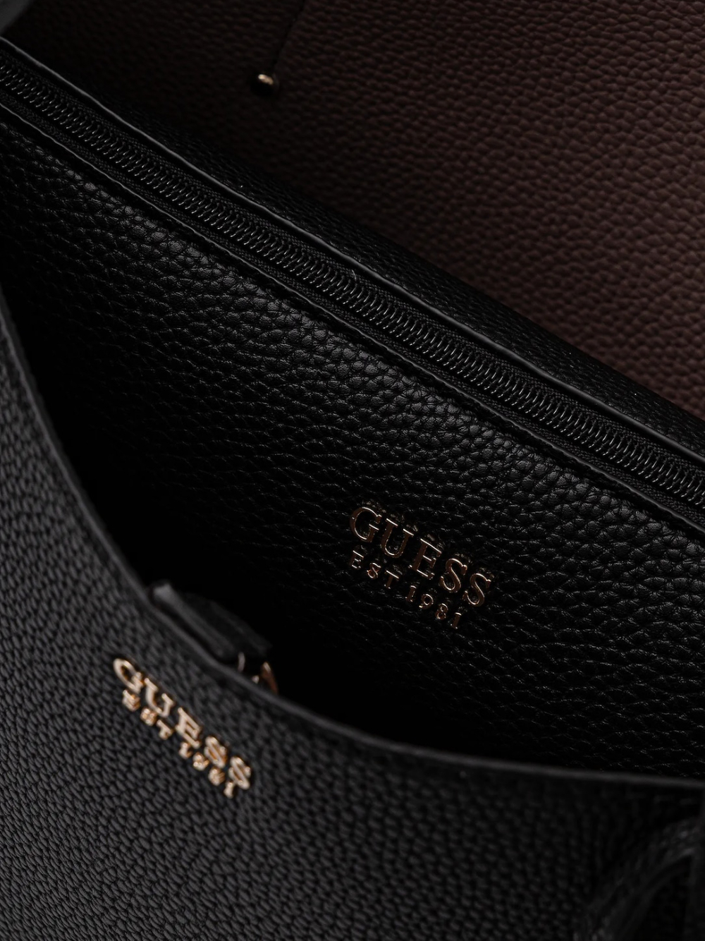 detail Guess dámská černá kabelka
