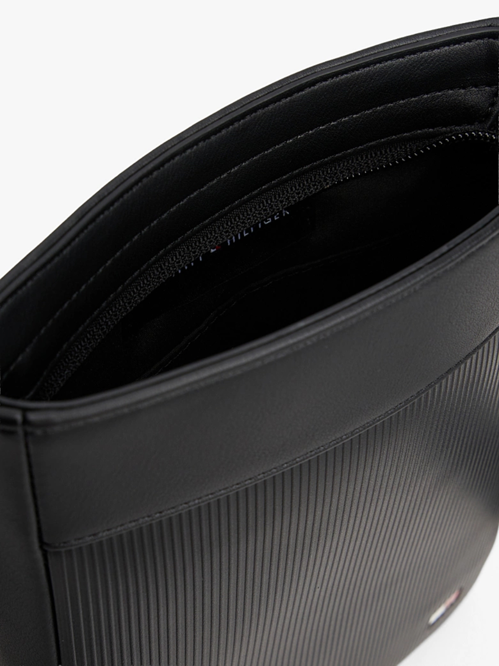 detail Tommy Hilfiger pánská černá taška