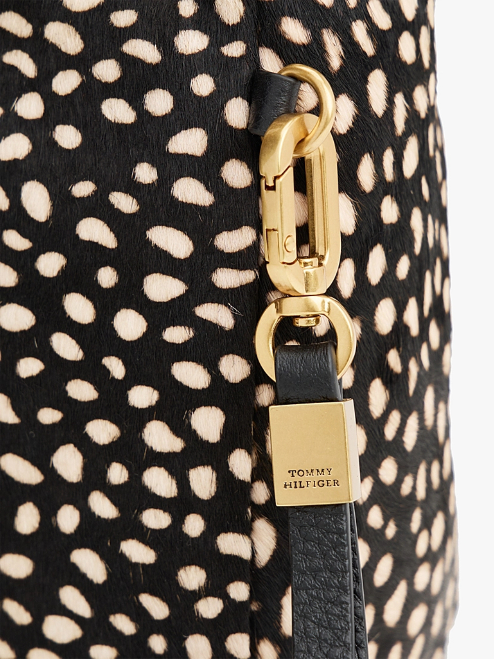 detail Tommy Hilfiger dámská chlupatá černá kabelka