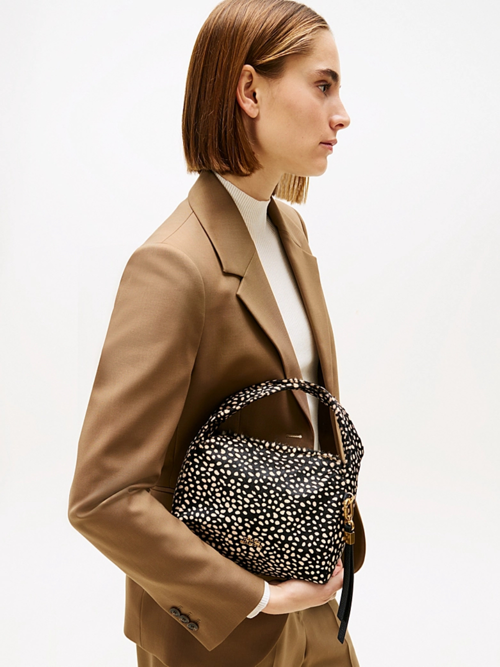 detail Tommy Hilfiger dámská chlupatá černá kabelka