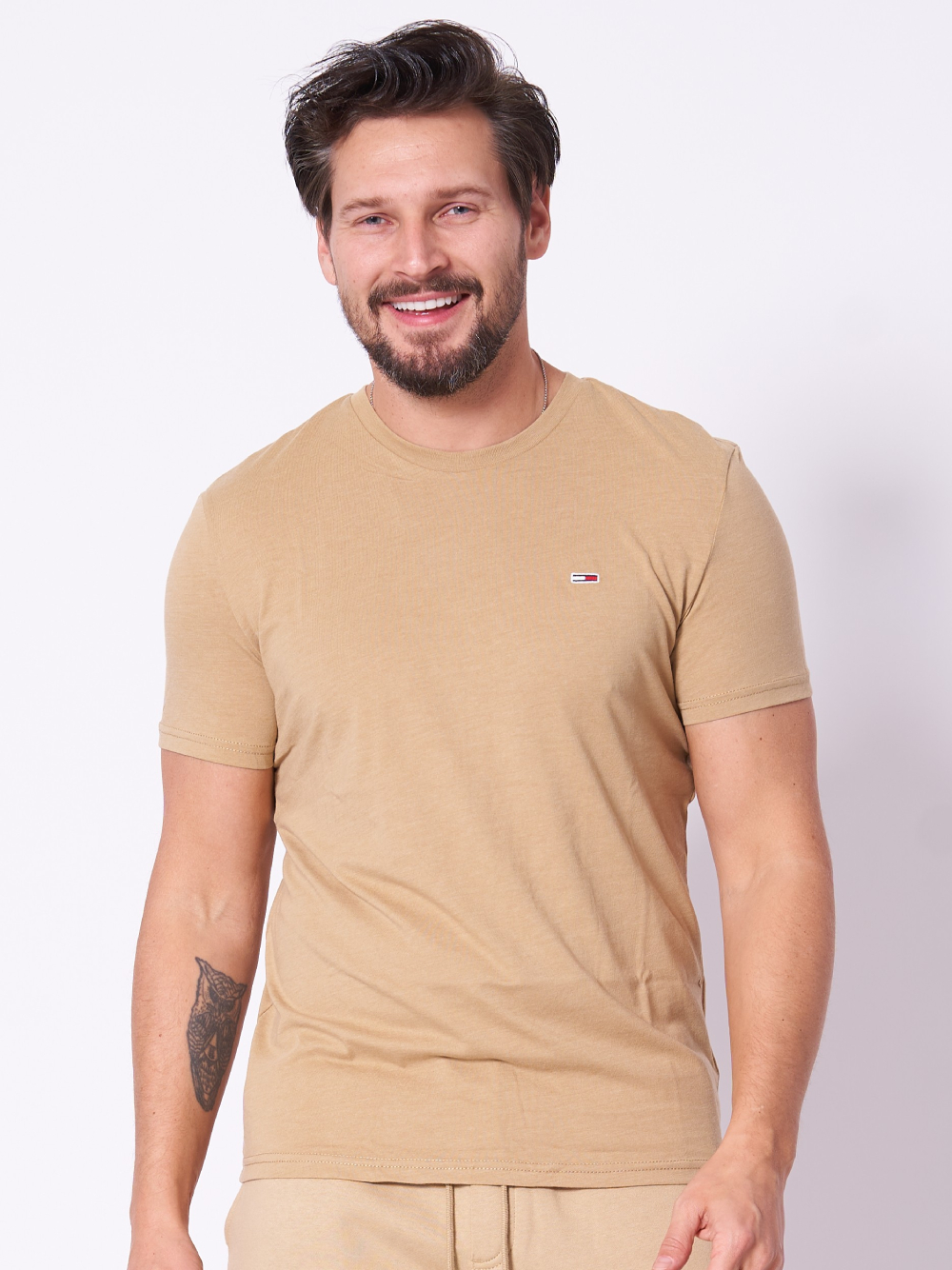 detail Tommy Jeans pánské béžové tričko