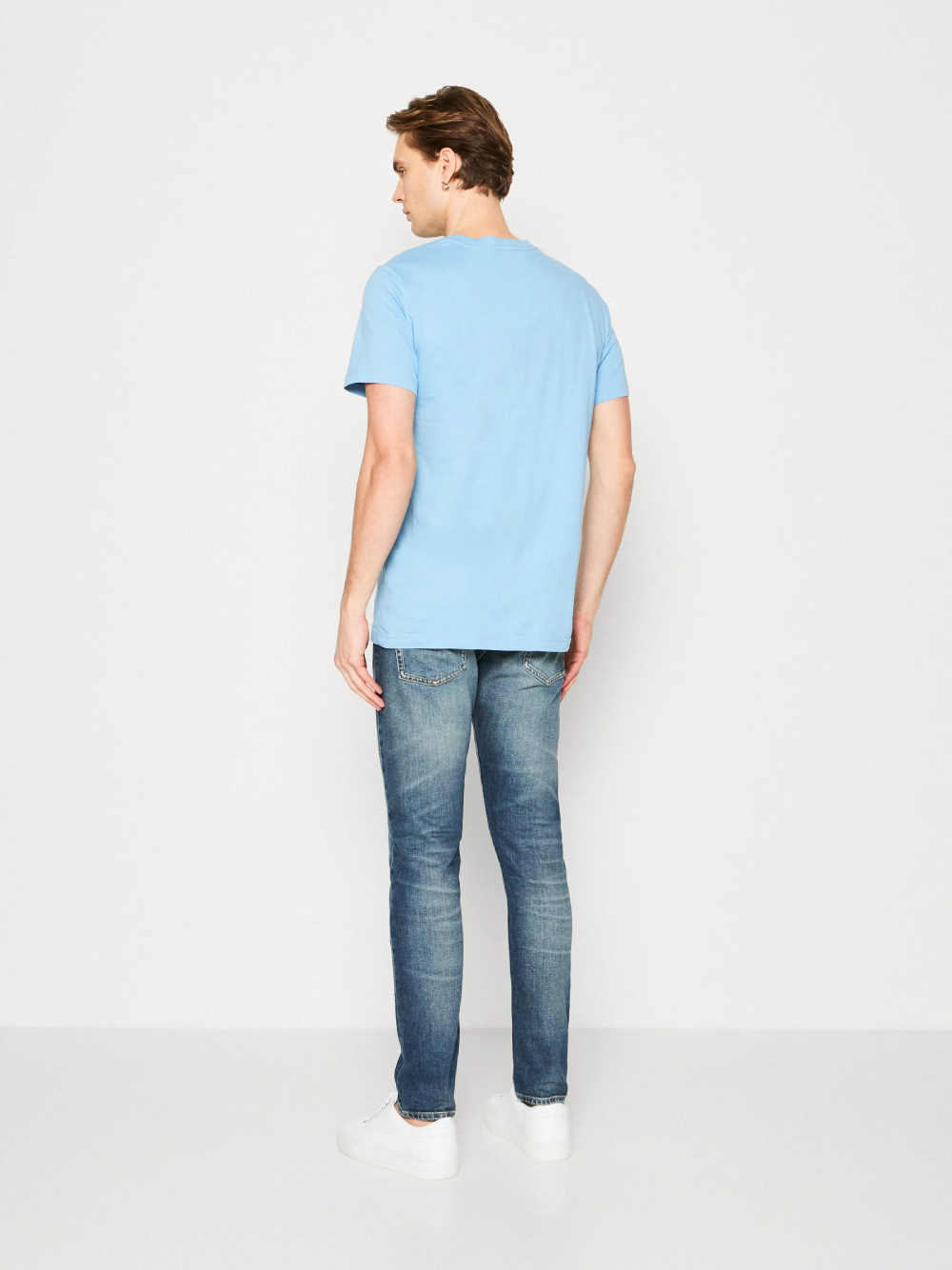 detail Calvin Klein pánské světle modré tričko
