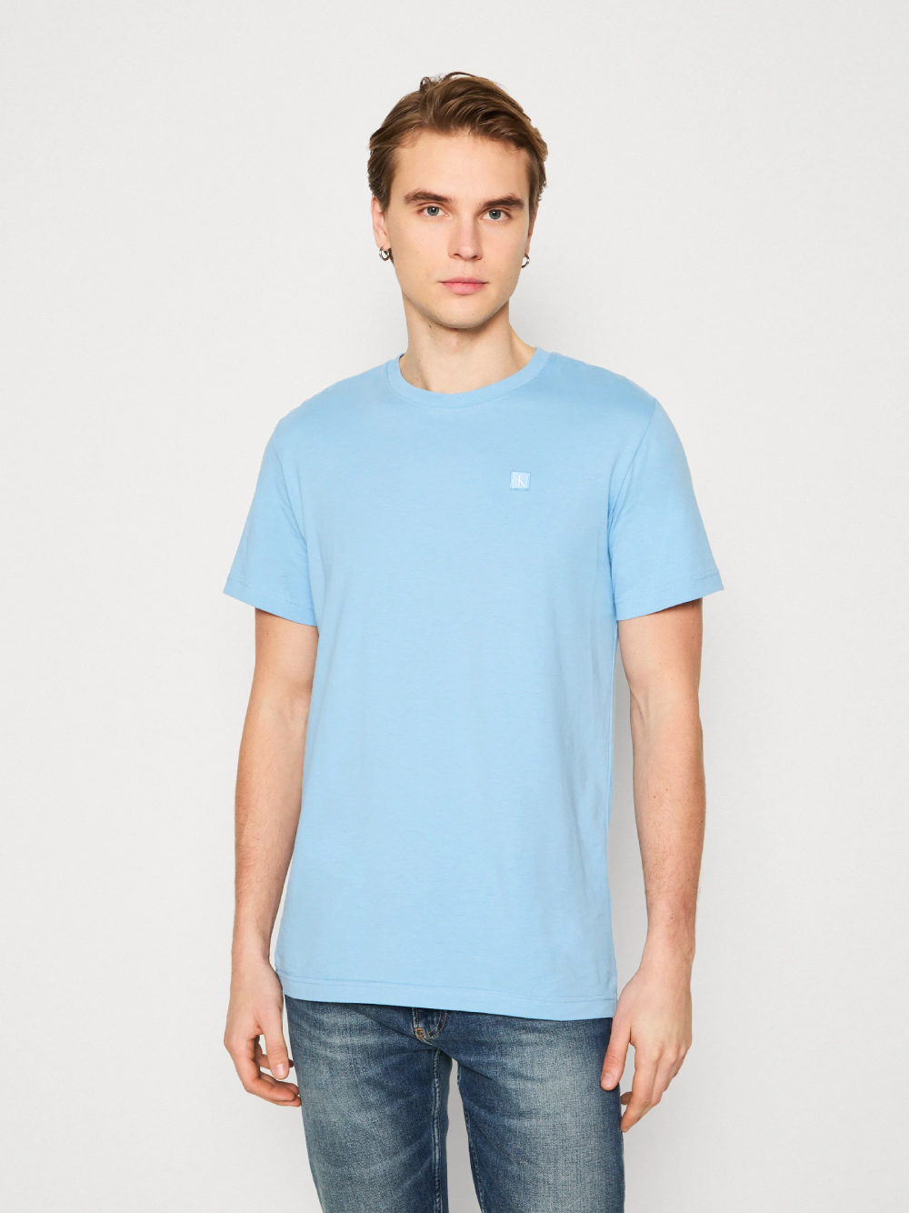 detail Calvin Klein pánské světle modré tričko
