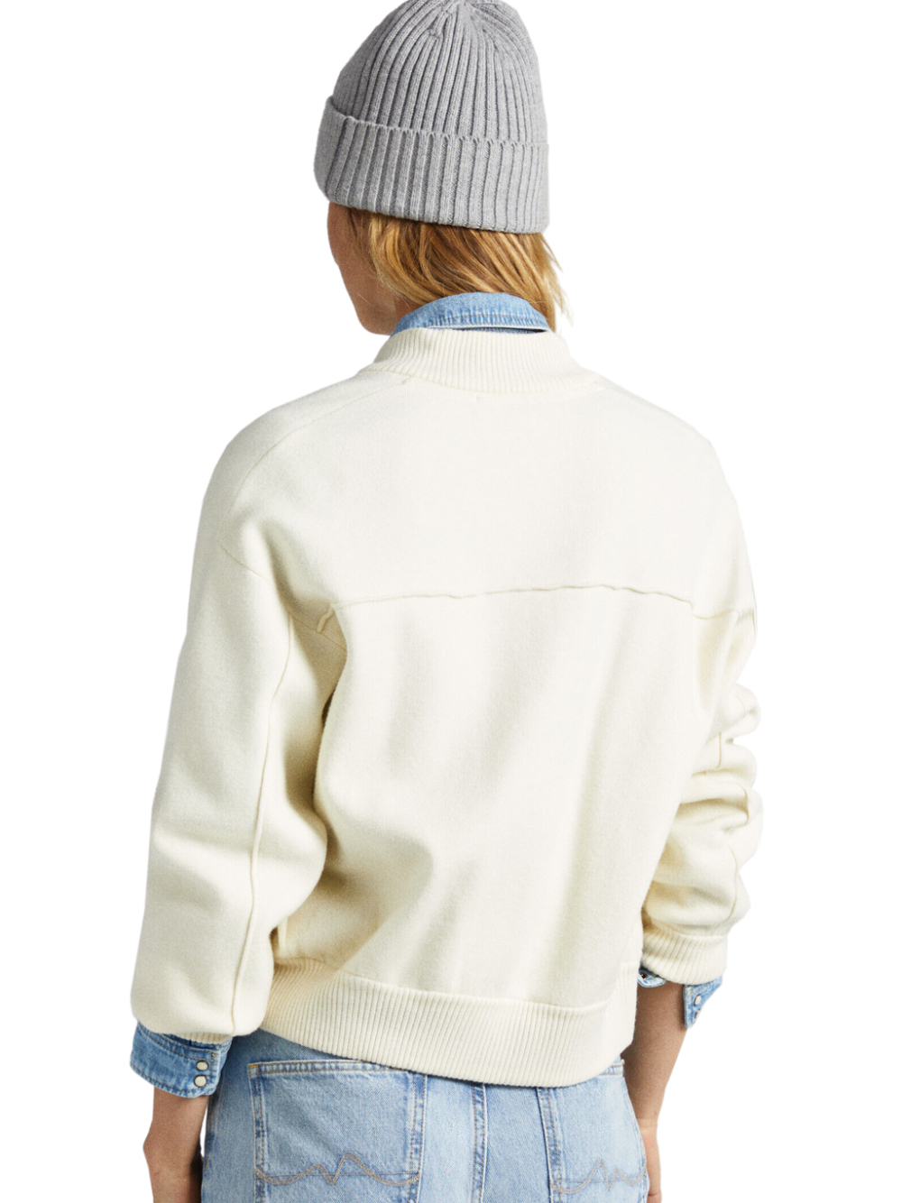 detail Pepe Jeans dámský bílý svetr