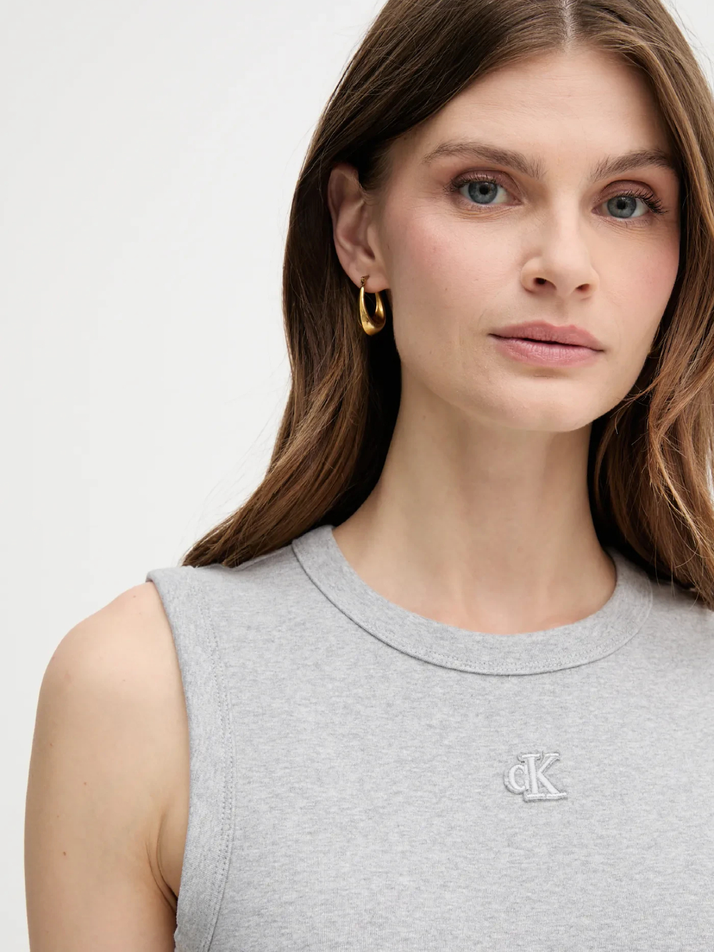 detail Calvin Klein dámské šedé šaty