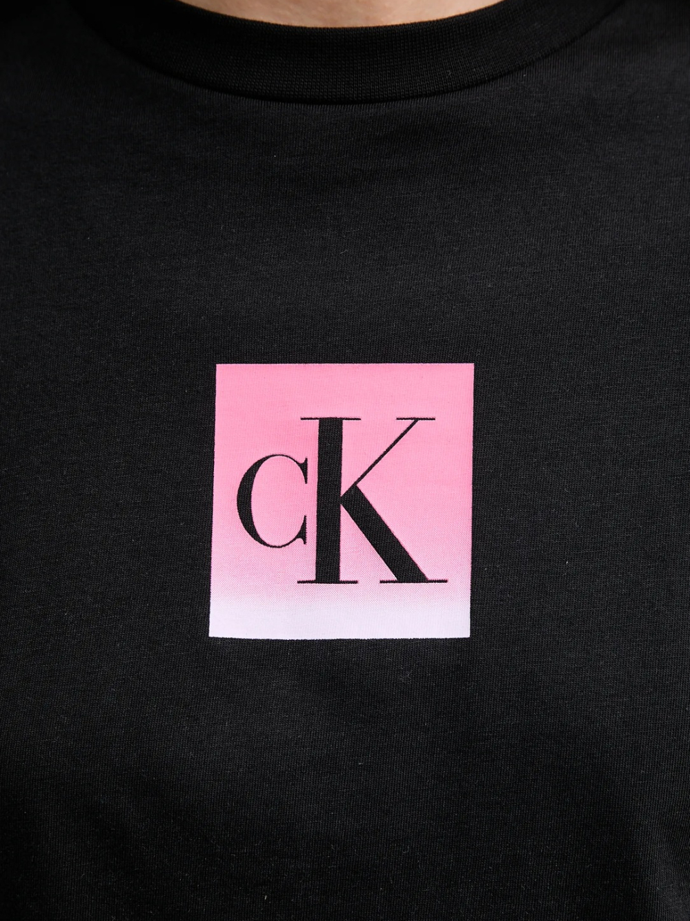 detail Calvin Klein dámské černé tričko