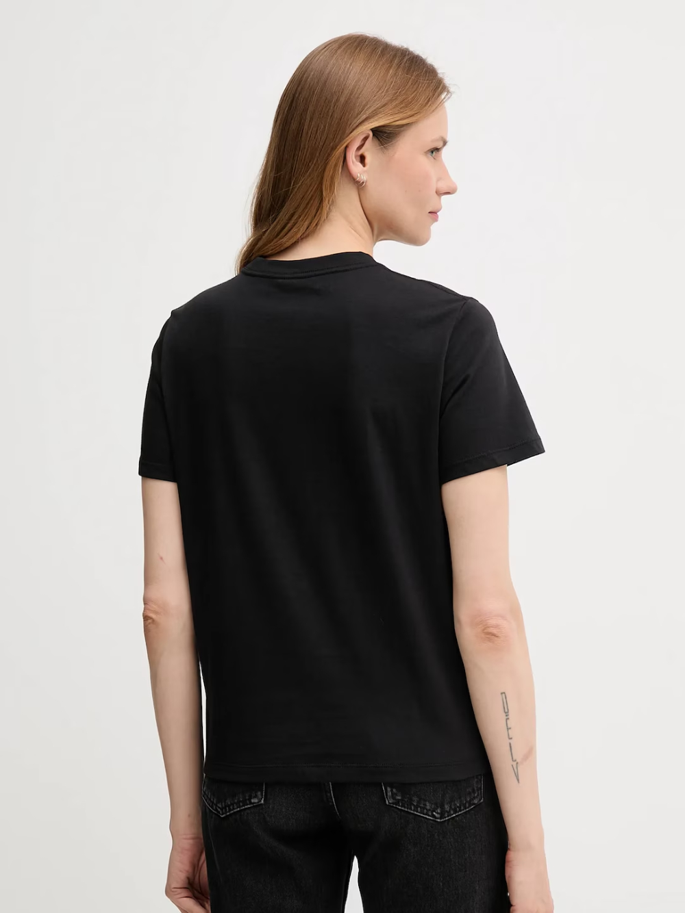 detail Calvin Klein dámské černé tričko
